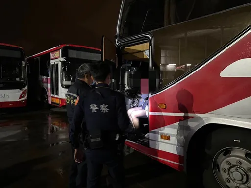 19歲女搭客運睡翻了！司機鎖門下班她受困車內　警及時救援助解圍