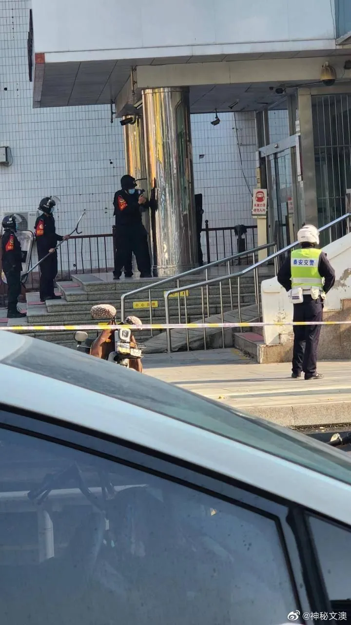 警方持槍包圍銀行。翻攝微博