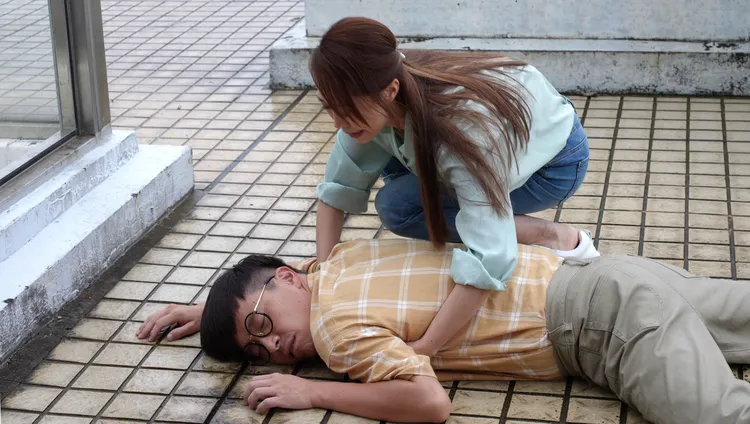 黃露瑤（上）和游小白這場戲真情流露，哭到鼻嚏都噴出來。台視提供