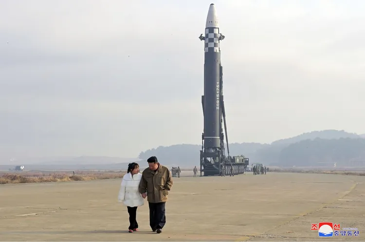 北韓最高領導人金正恩的親子活動是帶著女兒看飛彈發射。美聯社