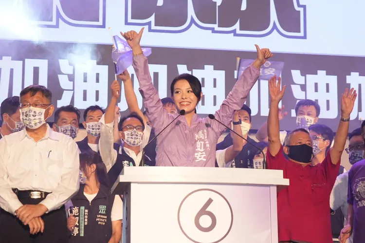 高虹安昨天舉辦造勢晚會時，宣稱有75位里長到場支持，事後卻被抓包里長名單重複、錯誤，甚至還有里長否認出席，還有里長候選人混進名單中。翻攝自高虹安臉書