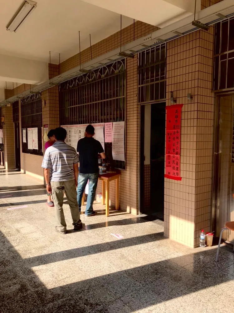 鄭姓婦人在三民區三民高中1007投開票所內，撕毀里長選票。讀者提供