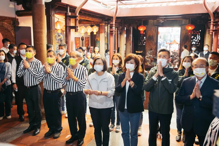 總統蔡英文偕沈慧虹等人到長和宮參香。沈慧虹競辦提供