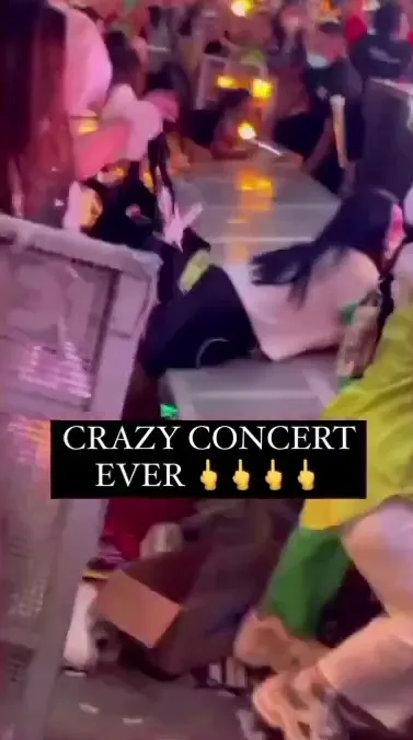 搖滾區粉絲被後方的人推倒，壓垮前方的圍欄倒成一片。翻攝推特