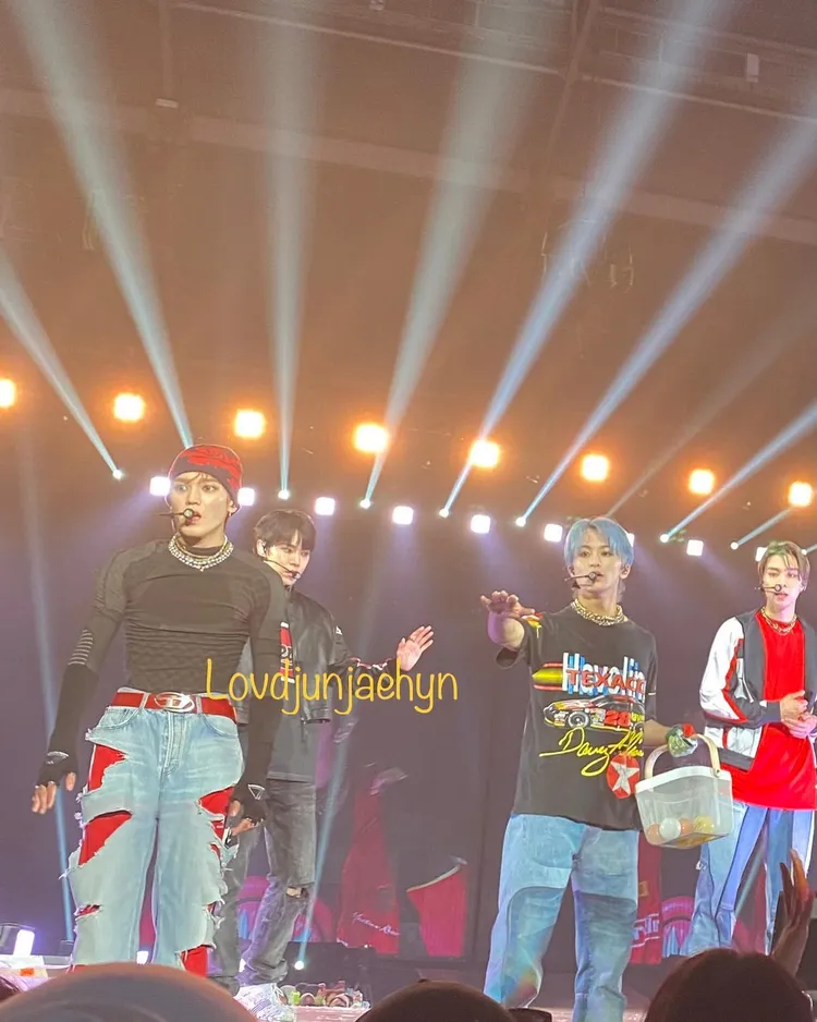 NCT1 27成員泰容（左起）、道英、Mark被倒成一排的粉絲嚇到，比出手勢要粉絲往後退。翻攝推特