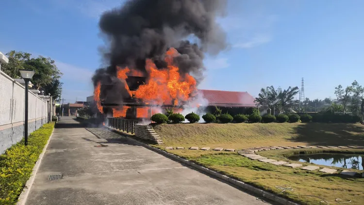 小木屋竄出大火，熊熊大火和濃煙沖天。民眾提供