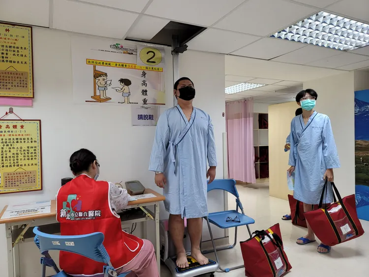 民政局兵役徵集科長李漪萍表示，新北每年7月至10月都會針對就業趨勢、實務需求及役男興趣辦理役前職訓證照課程，招募待役男為學員。新北市府提供