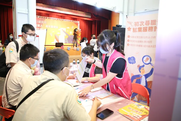 兵勤科長李明鴻表示，新北4年來辦理的就博會提供近1萬個就業機會協助役男就業。新北市府提供