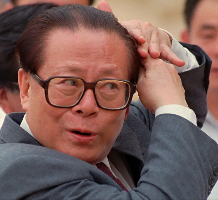 1996年，江澤民到訪埃及著名的吉薩金字塔，不忘梳整他的頭髮。美聯社資料照片