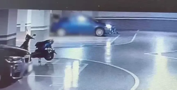 嫌犯將遺體放置在車上準備棄屍。翻攝畫面