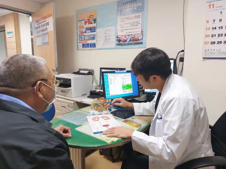 光田泌尿科醫師丁原田，機警察覺老翁中風異狀，及時轉介神經外科治療。(圖右非當事人)光田醫院提供