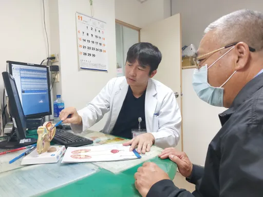 8旬翁攝護腺術後腦部竟瘀血　醫師細心揪出原因挽回一命