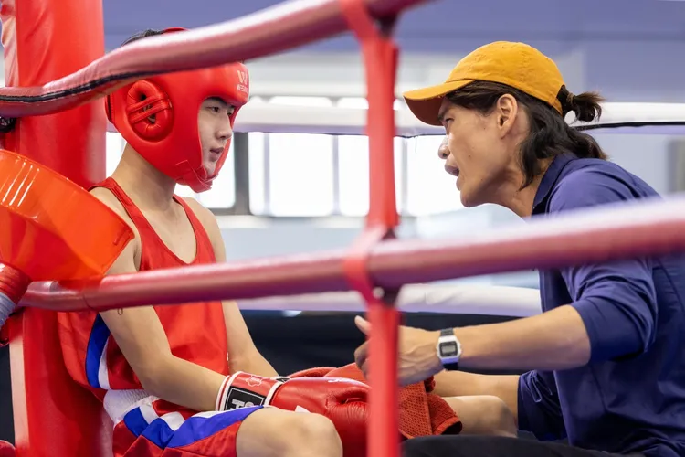 素人演員陳建宇（左）展現初生之犢不畏虎的演技。公視台語台提供