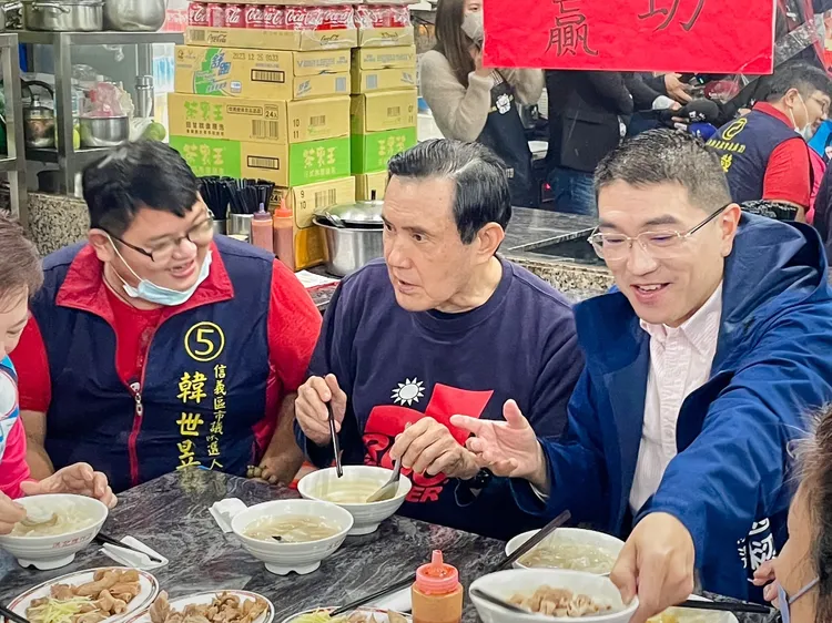 馬英九與謝國樑先在店內用餐，在外出沿街拜票。謝國樑競總提供