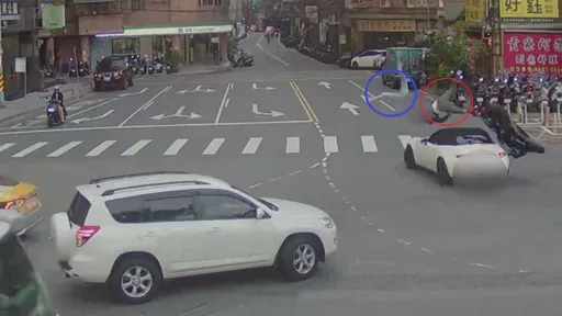 煞車不及芭比Q了　重機倒頭栽直插馬路上！2人撞到噴飛影片曝光