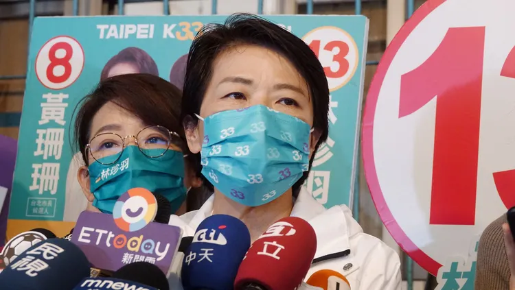 黃珊珊率議員候選人林珍羽走訪松江市場。莊宗達攝