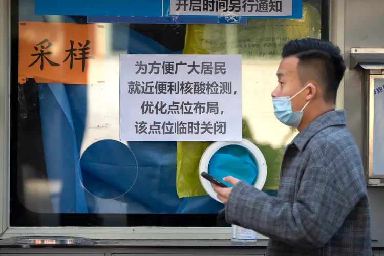 中國疫情防治陷入進退兩難的困境，影響經濟發展。美聯社