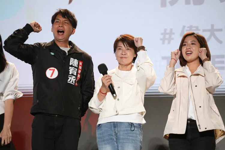 陳宥丞（左）與黃瀞瑩（右）高票當選議員。陳明中攝