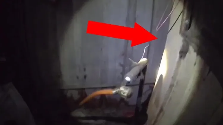 翁男得手8萬餘元腰包後，取走贓款，將腰包丟棄在回收場後方抽水馬達旁。民眾提供