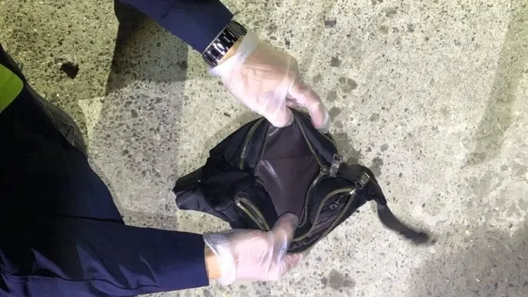 回收場業者找到腰包，發現包內8萬餘元現鈔已遭竊。民眾提供