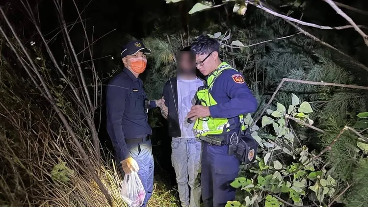 眾員包抄逮捕翁男取回8萬餘元贓款。民眾提供