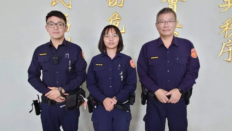 台西所員警全員出動，當晚便偵破竊案，警員張益修(左)、陳思婷(中)與巡佐王豐田開心合影。警方提供