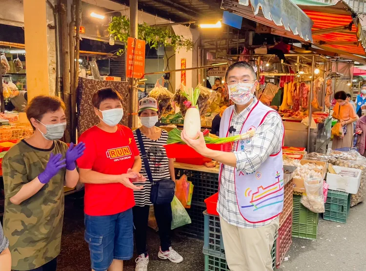 攤商民眾熱情拿出蘿蔔、大蒜苗送給謝國樑，象徵好彩頭。謝國樑提供