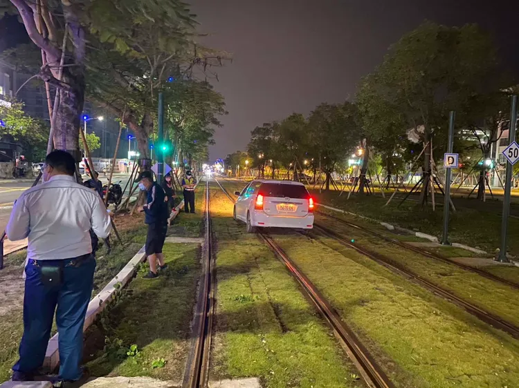 輕軌列車延誤26分鐘。民眾提供