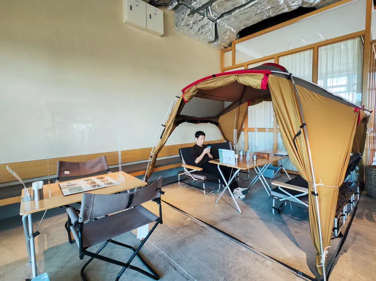 遊客可在餐廳「Snow Peak Eat」布置的帳篷內，享用牛排、漢堡、BBQ豬肋排等套餐。田欣雲攝