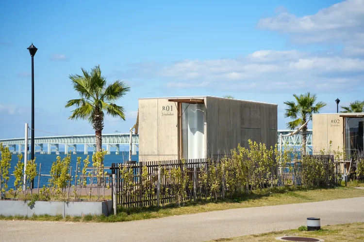 Outlet臨海公園區域，邀請日本建築師隈研吾設計多間glamping木屋。田欣雲攝