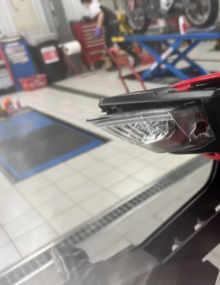 重機燈殼破損。讀者提供