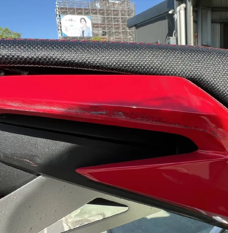 重機車殼擦損。讀者提供