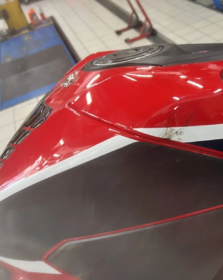 重機油箱凹損。讀者提供