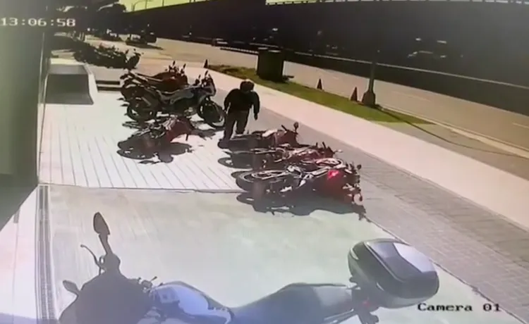 曾姓男子不慎撞倒三輛重機，當場傻眼不知所措。讀者提供