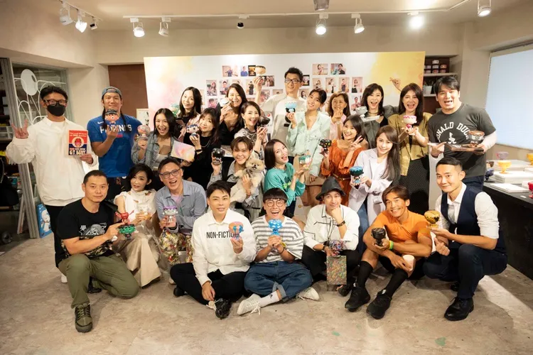 萬海慈善公益畫展開幕記者會，20多位名人／藝術家分享創作理念。萬海提供