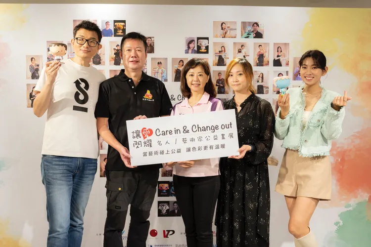 愛心大使馬克（左起）、中華牧人關懷協會祕書長藍偲睿及長期一同力挺公益的士林紙業、勇源基金會也與會出席，右為米可白。萬海提供