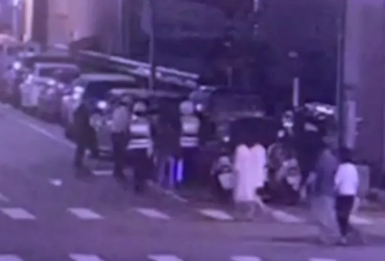 二名扒手遭見義勇為民眾及警方合力圍捕。讀者提供