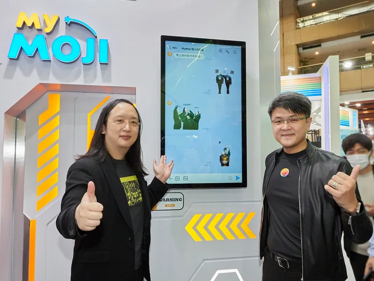 數位發展部部長唐鳳(左)在台灣大哥大商務長林東閔(右)陪同下，蒞臨台灣大「OP無限製造所」體驗MyMoji元宇宙創新服務。業者提供