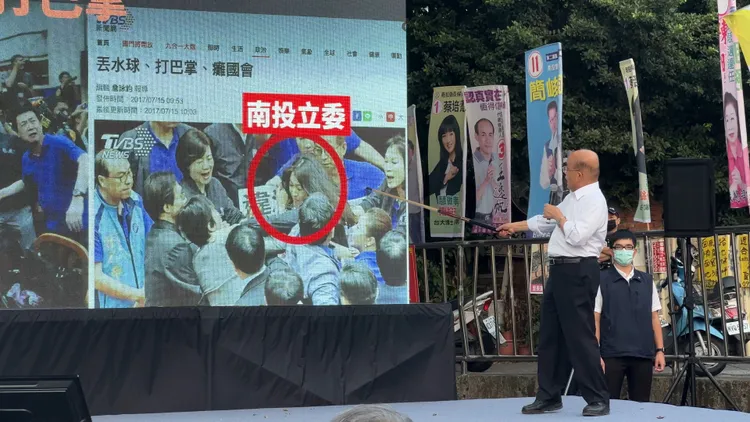 蘇貞昌將許淑華過去在國會上，對邱議瑩呼巴掌的新聞簡報，告訴大家國民黨如何癱瘓國會、擋預算。田兆緯攝