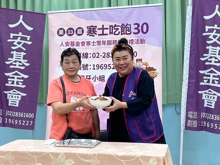 林美秀（右）送豬腳麵線幫林奶奶轉運。趙大智攝