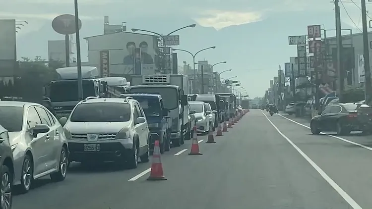 種樹百里工程，常可見對向車道封閉後調撥車道及大塞車景象。陳宏銘攝