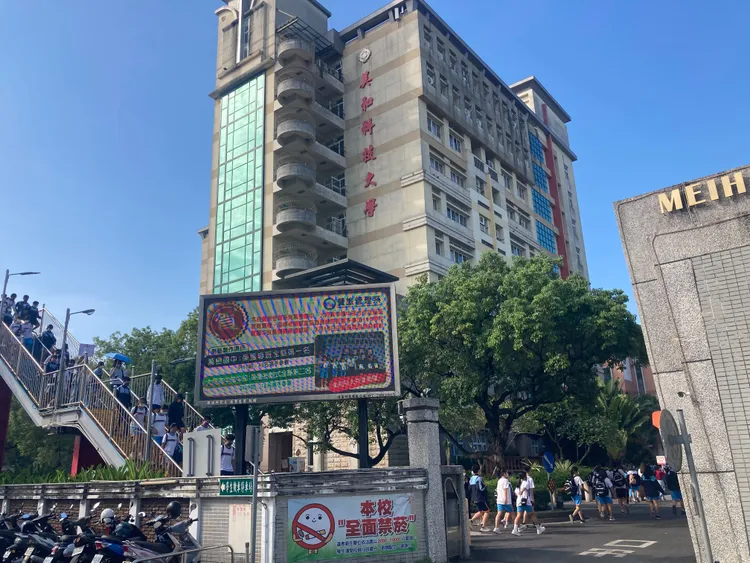 美和科大加強教職員暨學生到校安全宣導。圖為外校參觀生走天橋入校。陳宏銘攝