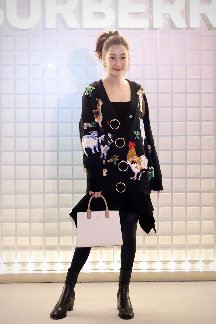 謝欣穎今以不同動物圖案的長版針織開襟衫搭配短裙和褲襪、短靴，展現俏麗青春樣。林林攝