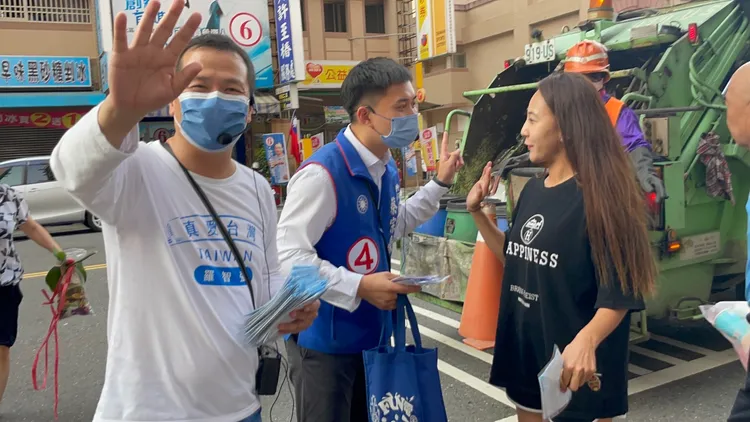 二人跟著垃圾車向選民拜票。王志弘攝