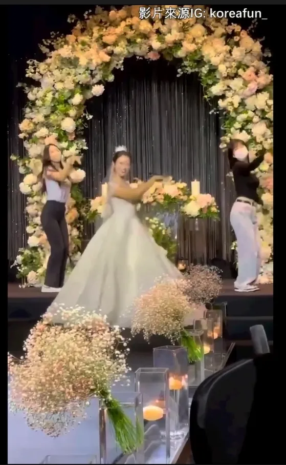 網友都說新娘可以C位出道了。IG @koreafun_ 授權刊登