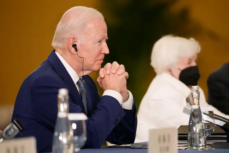 美國總統拜登在拜習會現場聆聽口譯內容。美聯社