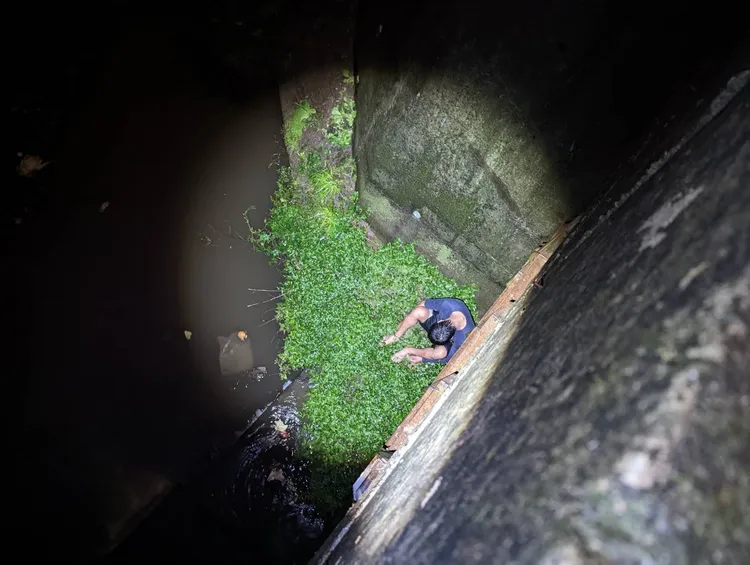 警消發現時男子跌落溝渠。警方提供