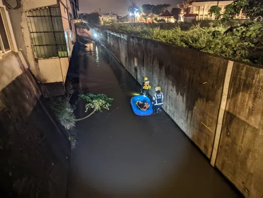 桃園男2樓跳下負氣離家　家屬報警尋人！4公尺深溝渠內找到他