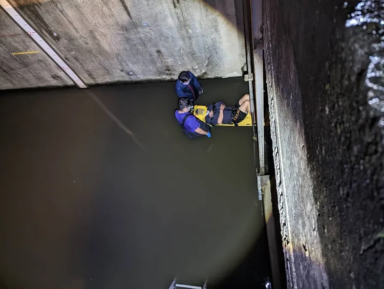 警消發現待救男子。警方提供
