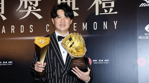 穿老闆「私藏西裝」帥一波　江坤宇都在浴室好好舒壓